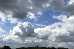 Dramatic Weather Photography Drucke: Dark storm clouds above in the background cluster clouds Cumulus