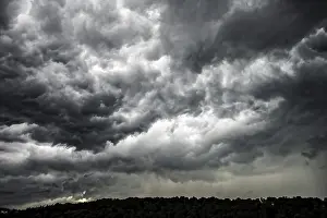 Dark Storm Clouds Drucke: Dark storm clouds, thunderstorms