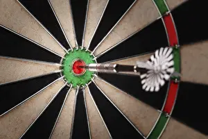 Leisure Activity Drucke: darts arrows in the target