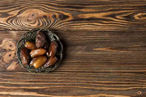 Metal Tableware Drucke: Dates metal plate with copyspace