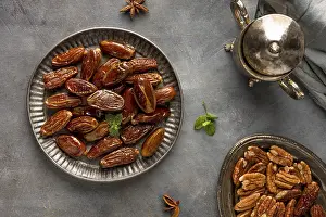 Balanced Diet Concept Drucke: Dates nuts arrangement flat lay