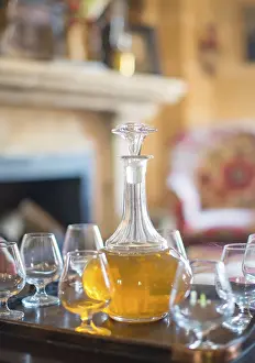 Empty Tavern Table Setting Drucke: Decanter with glasses on the table