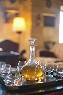 Empty Table Setting Drucke: Decanter with glasses on the table