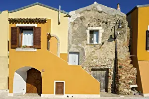 Drucke von Verfallenes und renoviertes Haus nebeneinander, Altstadt, Region Molise, Italien Molise Drucke: Verfallenes und renoviertes Haus nebeneinander.