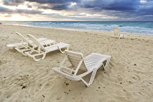 Empty Beach Scene Drucke: Deckchairs on a beach on a background of ocean