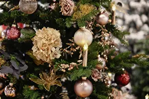 Ornate Christmas Ornaments Drucke: Detail decorated Christmas tree