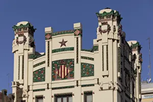 Spanish Architectural Style Drucke: Decorated facade with ceramic decor