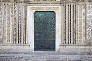 Drucke von Geschmückte Fassade mit verdrehten Säulen, Hauptportal der Orvieto-Kathedrale, Himmelfahrt der Jungfrau Maria, Santa Maria Assunta, Orvieto, Umbrien, Italien Orvieto Drucke: Verzierte Fassade mit verkrümmten Säulen.