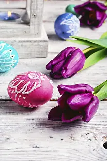 Traditional Easter Decoration Drucke: Decorated with painted Easter eggs and flowers on a light background