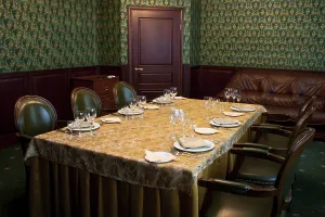 Romantic Dinner Setting Drucke: Decorated table for a celebration or a romantic dinner in a restaurant