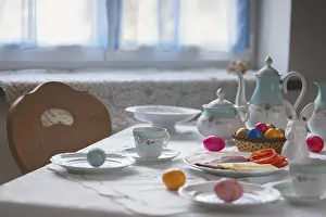 Traditional Easter Decorations Drucke: Decorated table with coffee pot