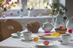 Empty Table With Food Drucke: Decorated table with colorful easter eggs