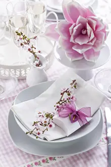 Ornate Gift Presentation Drucke: Decorated table in white with small present for the guests