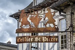 Drucke von Schmückende hängende Schilder, Noseschild mit der Inschrift Cellier St Pierre auf einem historischen Fachwerkbau in dem alten Stadtkern von Troyes, Département Aube, Region Grand Est, Frankreich St. Pierre Und Miquelon Drucke: Schmückende Hängeplatte