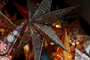 Drucke von Kunstvolle, illuminierte Sterne mit einem künstlerischen Muster schaffen eine warme, weihnachtliche Atmosphäre an einem Weihnachtsmarkt in Köln, Nordrhein-Westfalen Köln (Koln) Drucke: Schmückende, beleuchtete Sterne mit einem künstlerischen Muster erzeugen eine Wärme.