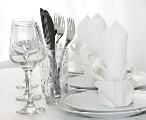 Uninhabited Dining Table Drucke: Decoratively folded napkins with glasses