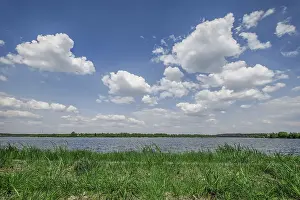 Dark Blue Skies Drucke: Deep blue sky with clouds over the river