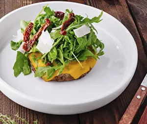 Arugula Salad Drucke: Delectable cheeseburger topped with arugula