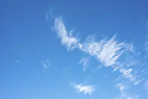 Clear Blue Sky Drucke: Delicate, white feather clouds