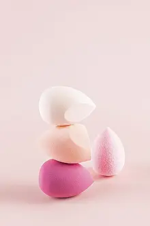 Makeup Sponges Drucke: Delicately balanced stack of vibrant makeup sponges