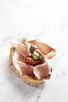 Drucke von 'Leckeres Vorspeisenhintergrund, rustikale Stile. Traditionelle Tapas. Ciabatta-Brot mit Prosciutto-Schinken, trockenem Tomaten und Kapern. Feines Essen' Parma Drucke: Leckeres Vorspeisenhintergrund