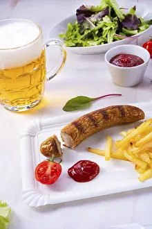 Bavarian Cuisine Drucke: Delicious bratwurst with bread roll and beer