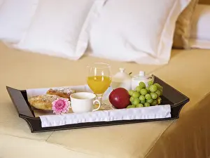 Delicious Desserts Drucke: Delicious breakfast in bed with fruit