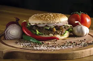 American Cuisine Drucke: Delicious burger with fried beef chops