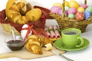 Holiday Meal Ideas Drucke: Colourful Easter breakfast with Easter eggs