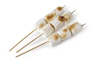 White Background Desserts Drucke: delicious marshmallows isolated on a white background