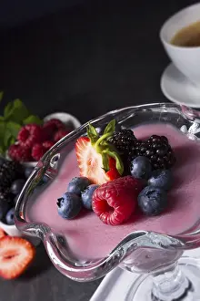 Sweet Dessert Food Drucke: Delicious pudding with wild berry
