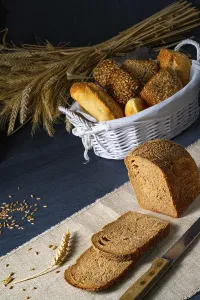 Baked Goods Drucke: Delicious rye bread on the table
