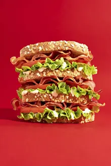 Fresh Lettuce Salad Drucke: A delicious stack of sandwiches featuring crispy bacon