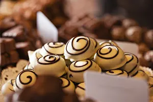 White Chocolate Sweets Drucke: The delicious sweets are covered with white chocolate with a pattern