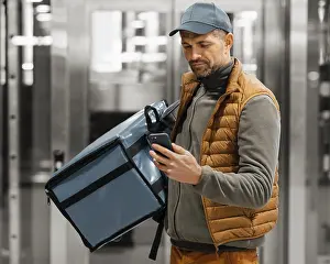Mobile Phone User Drucke: Delivery man with mobile