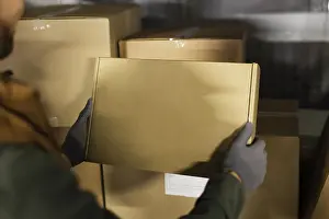 Parcel Delivery Drucke: Delivery man with packages