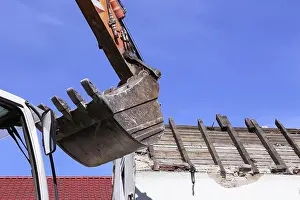 Construction Machinery Drucke: Demolition work - an old building is torn down