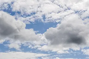 Natural Light Photography Drucke: Dense clouds float in the blue sky and create a calming landscape