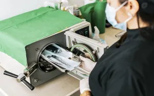 Healthcare Professional Work Drucke: A dentist sterilizing his tools