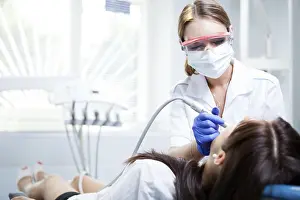 Medical Care Provider Drucke: Dentist working