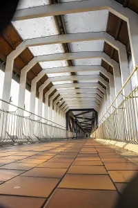 Deserted Train Station Building Drucke: Depth effect in an empty architectural corridor with concrete structure and railings