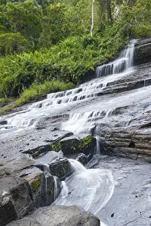 Uninhabited Forest Landscapes Drucke: Derema Waterfall flows through thick vegetation