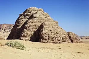 Jordan Desert Landscape Drucke: Desert plain with sandstone cliffs
