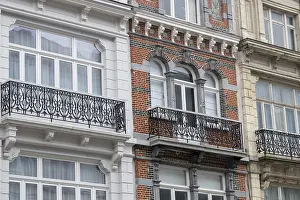 Bilder Datiert 28. Februar 2024: Detaillierte Ansicht eines klassisch gestalteten Klinkerfassaden mit weißen Fensterrahmen