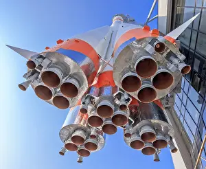 Space Travel Technology Drucke: Details of space rocket engine over blue sky background