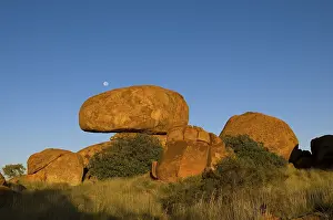 Devils Marbles Australia Drucke: Devils marbles at full moon, Northern Territory