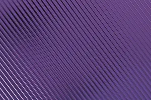 Drucke von Diagonale lila Linien erzeugen einen rhythmischen Muster, glänzende Textur mit subtil blau-violett hervorgehobenen Highlights, glatte Tiefe. Geometrischer abstrakter minimaler Hintergrund Geometrische Formen Drucke: Diagonale lila Linien erzeugen einen rhythmischen Muster.