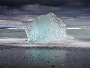 Jokulsarlon Glacier Lagoon Drucke: Diamond Beach, iceberg on black lava beach