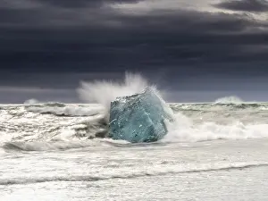Turquoise Glacier Lake Drucke: Diamond Beach, iceberg in the surf