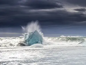 Turquoise Glacier Lake Drucke: Diamond Beach, iceberg in the surf